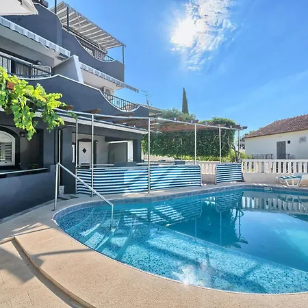 Apartman In Okrug Gornji Mit Privatem Pool By Interhome