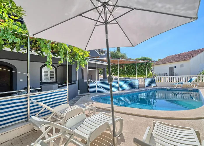 Lejlighed In Okrug Gornji Mit Privatem Pool By Interhome Trogir