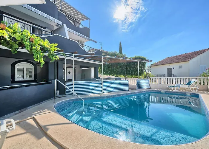 Lejlighed In Okrug Gornji Mit Privatem Pool By Interhome