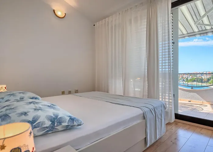 Apartman In Okrug Gornji Mit Privatem Pool By Interhome *