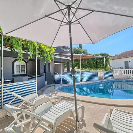 Apartman In Okrug Gornji Mit Privatem Pool By Interhome Trogir