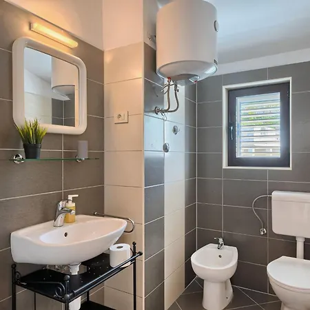 In Okrug Gornji Mit Privatem Pool By Interhome Apartment